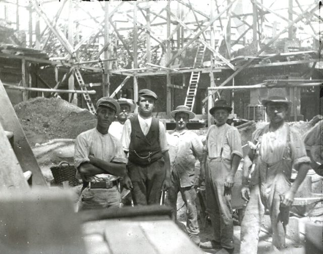 Bauarbeiter beim Bau der Michaeliskirche