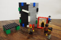 Lego: Eingangstür mit Figuren, die hinausgehen