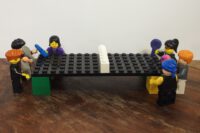 Lego Figuren an einer Tischtennisplatte