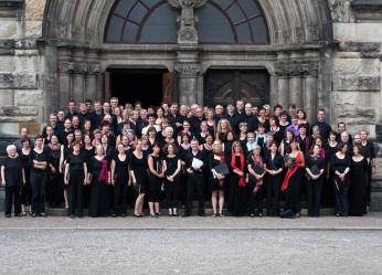 Gruppenbild der Friedenskantorei vor der Michaeliskirche Leipzig
